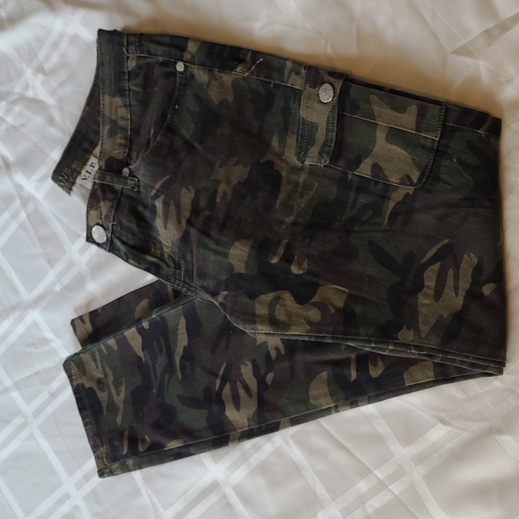 VIP Women's Camo Jean's - Picture 7 of 7